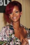 th_55392_RihannasignscopiesofRihannaRihannainNYC27.10.2010_69_122_232lo.jpg