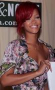 th_62132_RihannasignscopiesofRihannaRihannainNYC27.10.2010_312_122_29lo.jpg