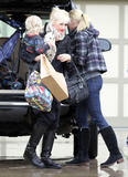 th_06786_GwenStefani_VisitwithfriendsinLakewoodCaJanuary22010_By_oTTo10_122_396lo.jpg