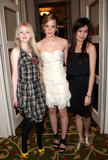 http://img7.imagevenue.com/loc1090/th_98539_Celebutopia-Emma_Watson-Sony_Ericsson_Empire_Film_Awards_in_London_Reception-06_122_1090lo.jpg