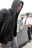 http://img7.imagevenue.com/loc818/th_27030_Robert_Pattinson_2009-06-01_-_Arrives_at_LAX_3165_122_818lo.jpg