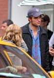 http://img7.imagevenue.com/loc940/th_19832_45_Robert_Pattinson_on_the_set4_122_940lo.jpg